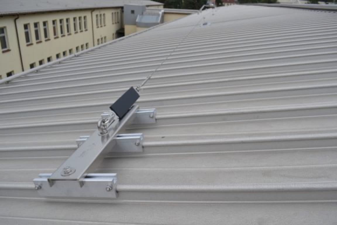 Eine graue Metalldachfläche mit einer solarbetriebenen Montagehalterung.