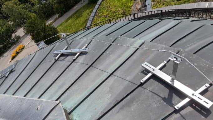 Dachdetails mit metallischen Elementen und grünlicher Patina. Blick von oben.