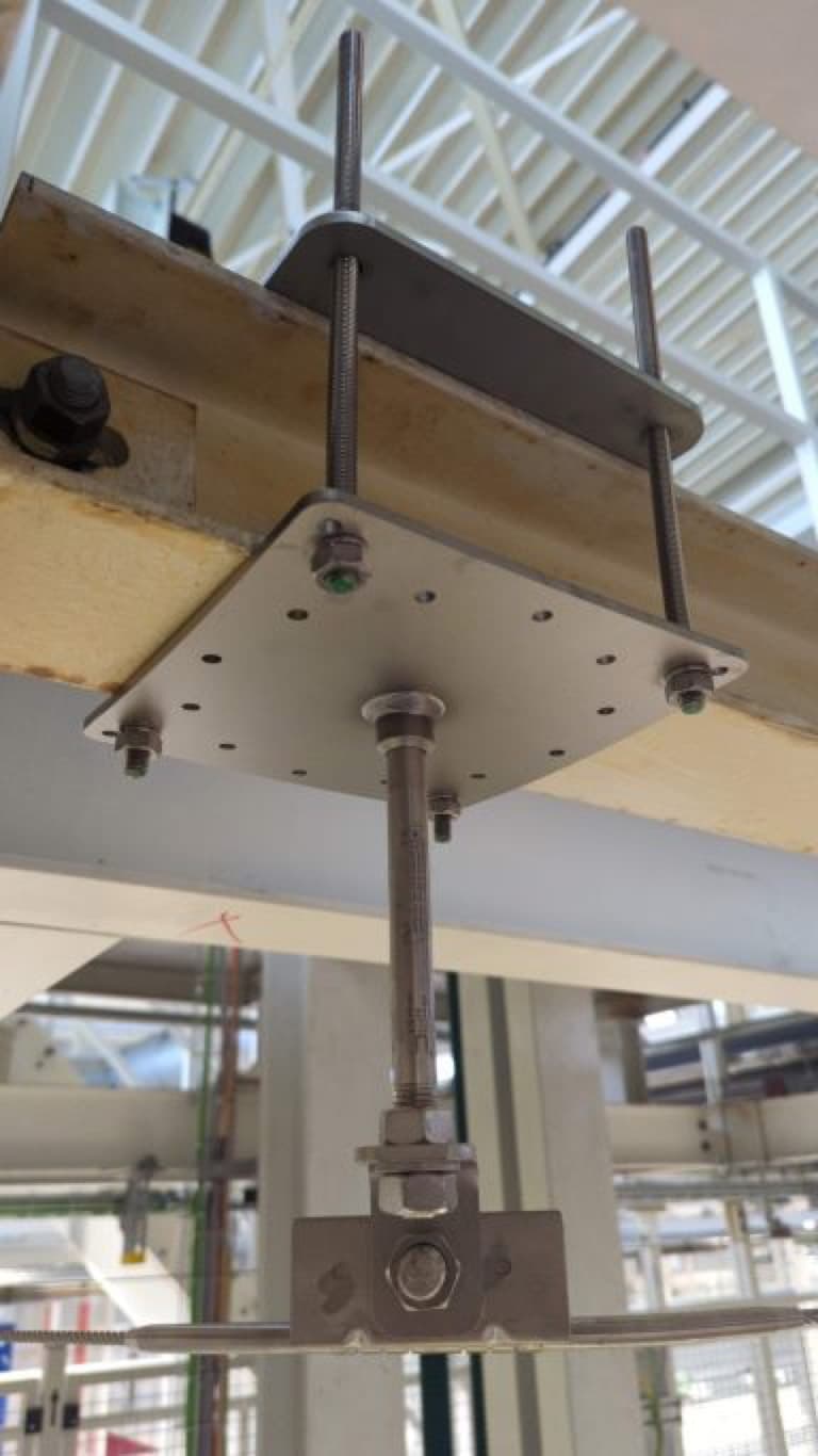 Befestigungselemente und Schlittenmechanismus an einer Unterkonstruktion.